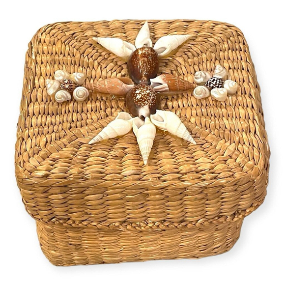 Vtg Small Square Grass Basket Seashell Lid Beach Ocean Decor Trinket Box Boho 4” - Picture 1 of 11
